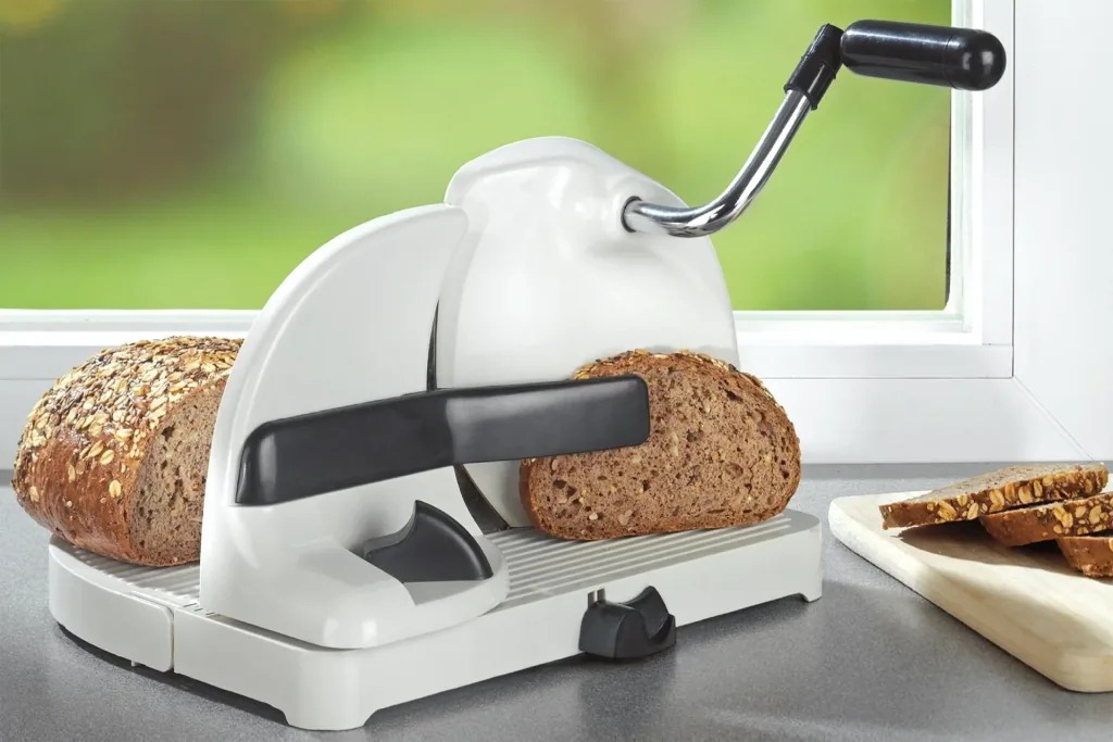 Brotschneidemaschine mit Handkurbel