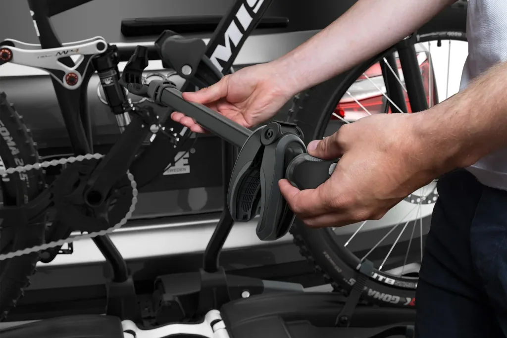 Fahrradträger EasyFold XT 2 Black Edition für zwei Fahrräder, Aufbewahrungstasche und Felgenschutzadapter
