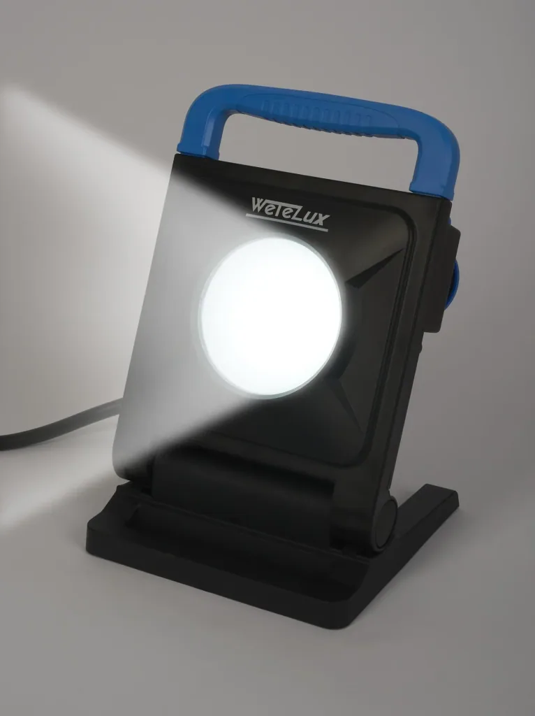 24 W LED Arbeitsleuchte mit 2 Steckdosen