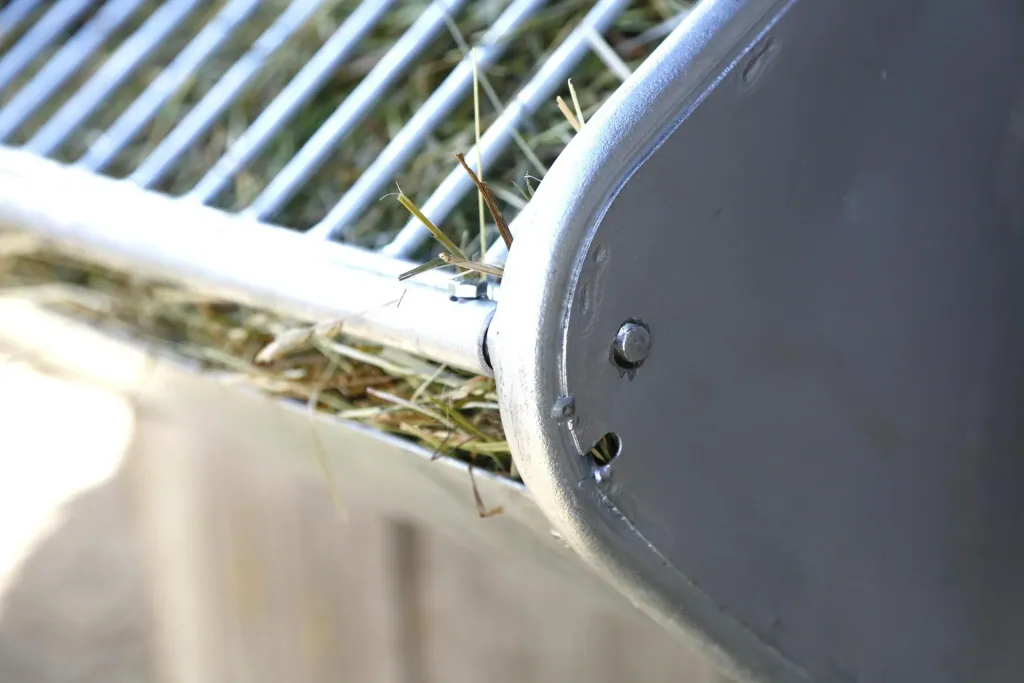 Heuraufe mit Futterspargitter