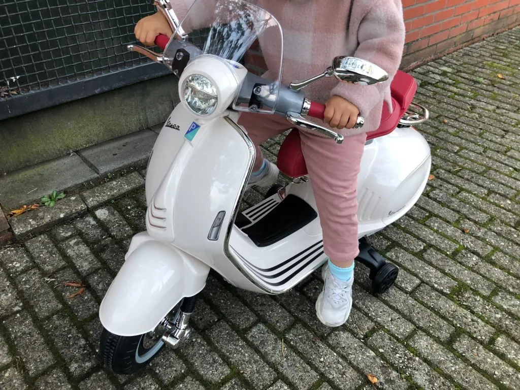 Spielzeug-Kinderauto, weiß
