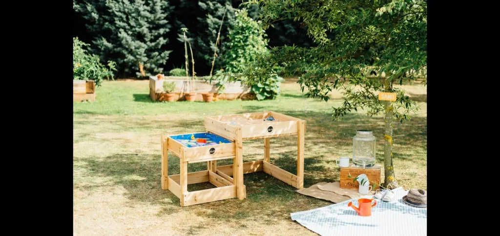 Sand- und Wassertisch Sandy Bay, Outdoor-Spieltisch für Kinder aus Holz, 2er Set, natur