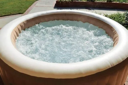 Bubble-Jacuzzi mit hartem Wasser