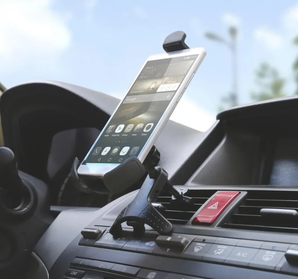 Universale Smartphone-Autohalterung und 4-fach USB-Ladegerät für mobile Geräte