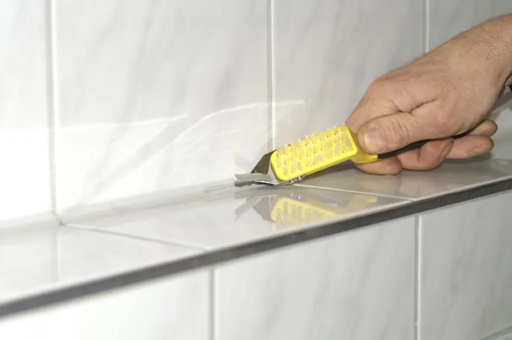 Fugenmesser mit beidseitig schneidender Klinge und Reinigungsbürste