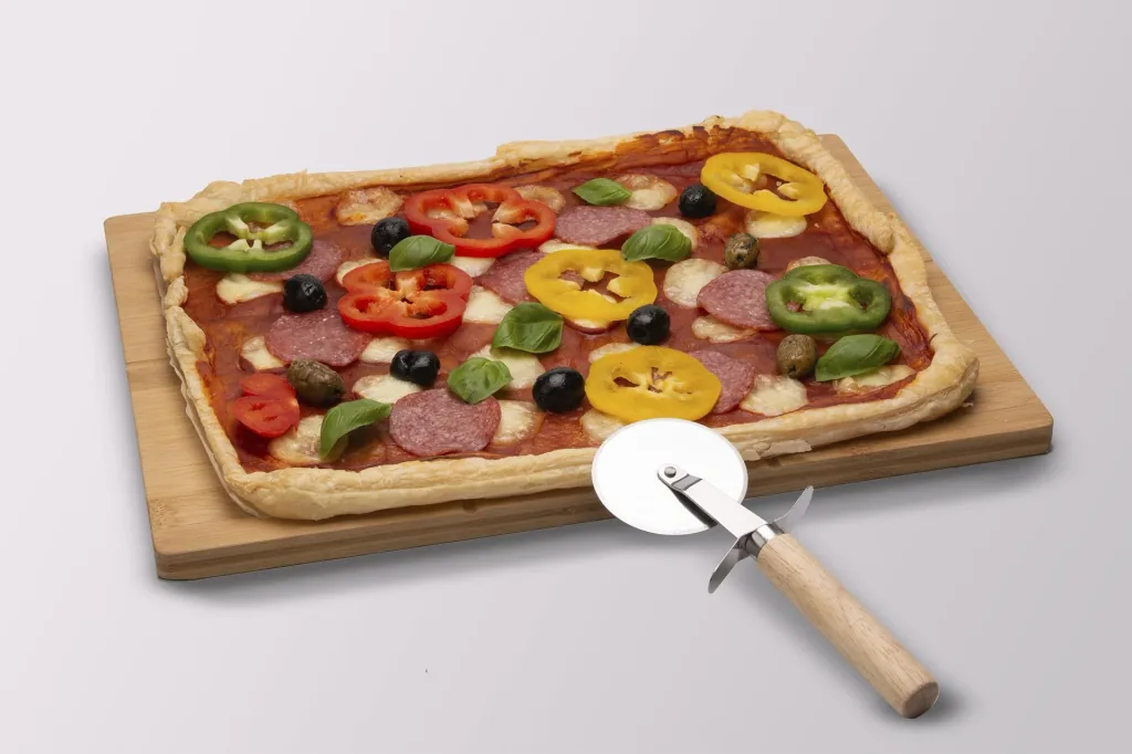 Pizzaschneidebrett mit Pizzaschneider