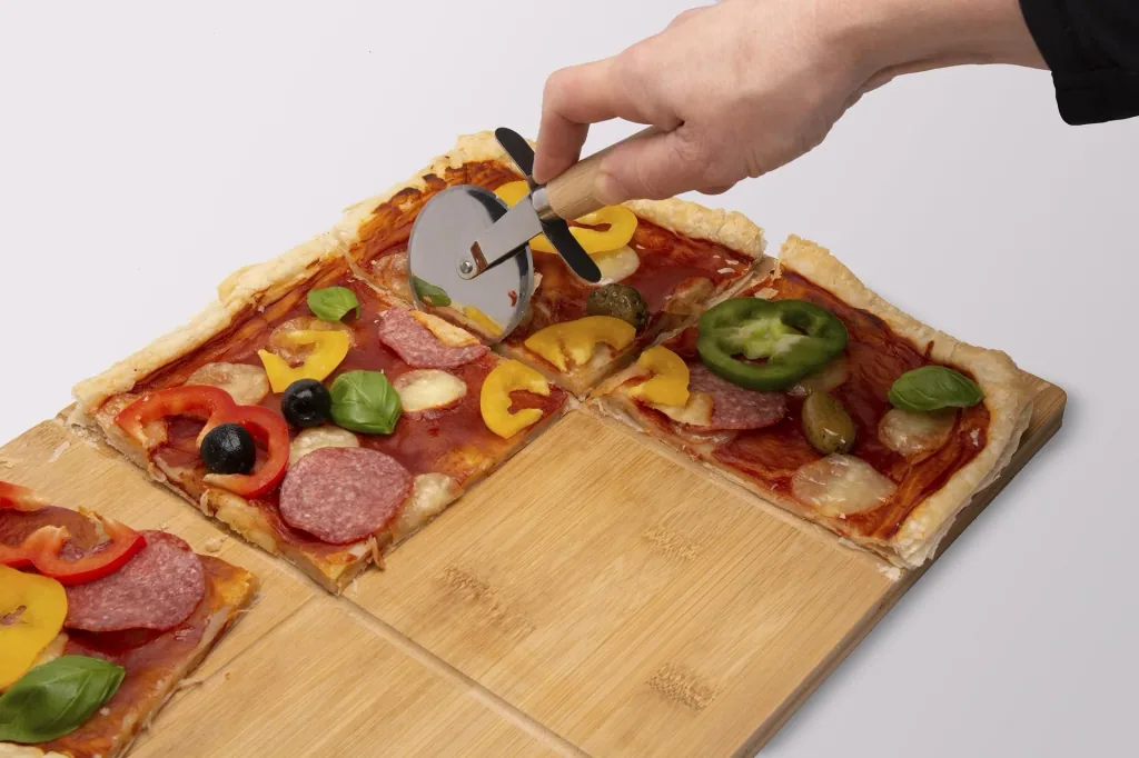 Pizzaschneidebrett mit Pizzaschneider