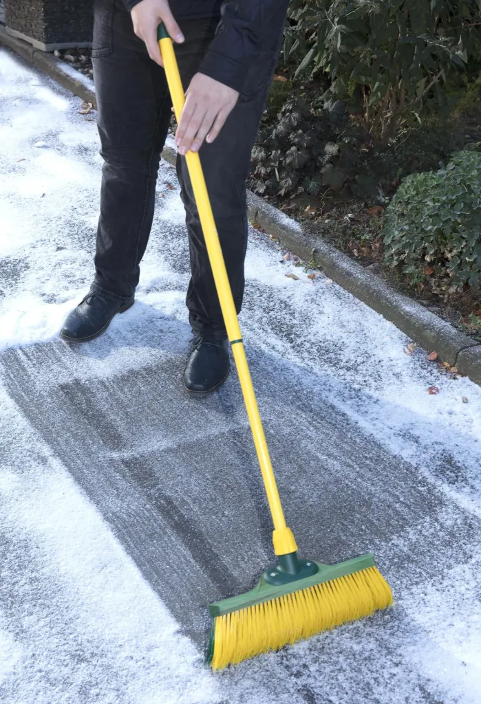 Krallenbesen mit Teleskopstiel, 40 cm breit