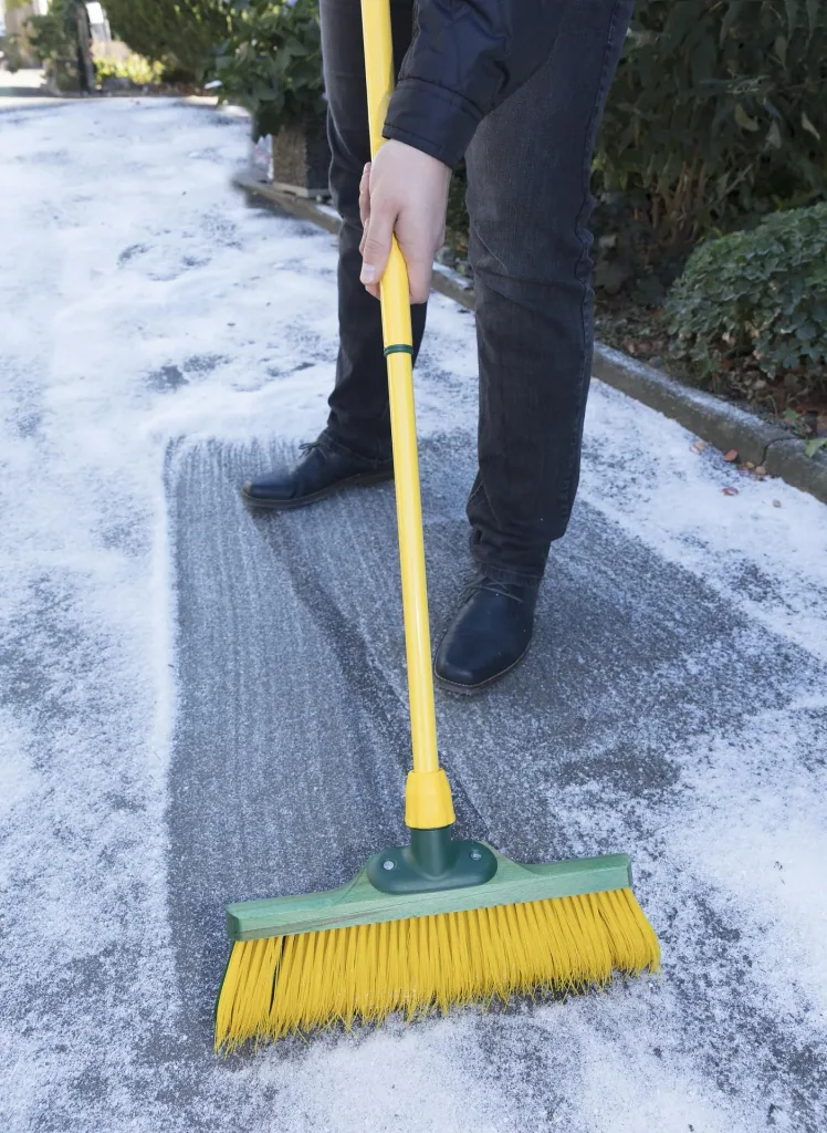 Krallenbesen mit Teleskopstiel, 40 cm breit