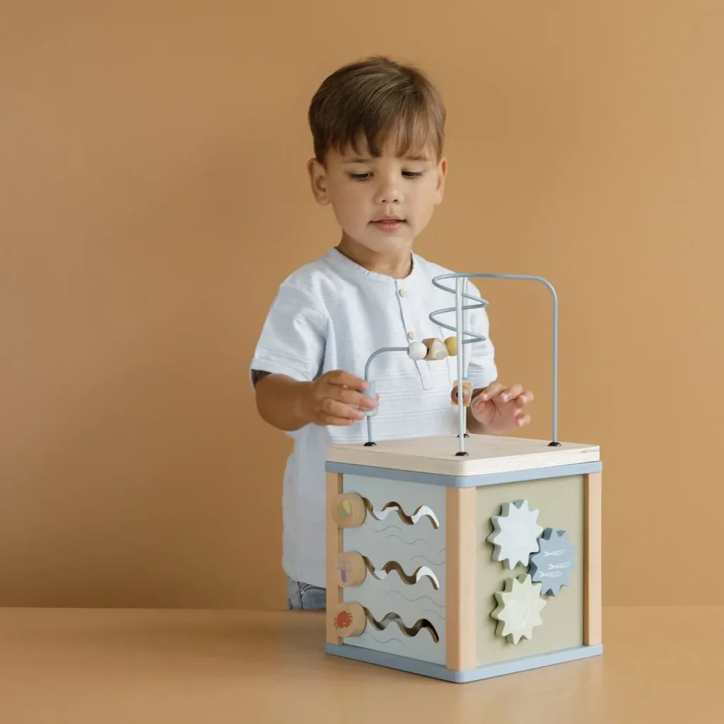 Little Dutch Aktivitätswürfel Ocean: Motorikwürfel aus Holz mit Formensortierer, Puzzle & Perlenspirale