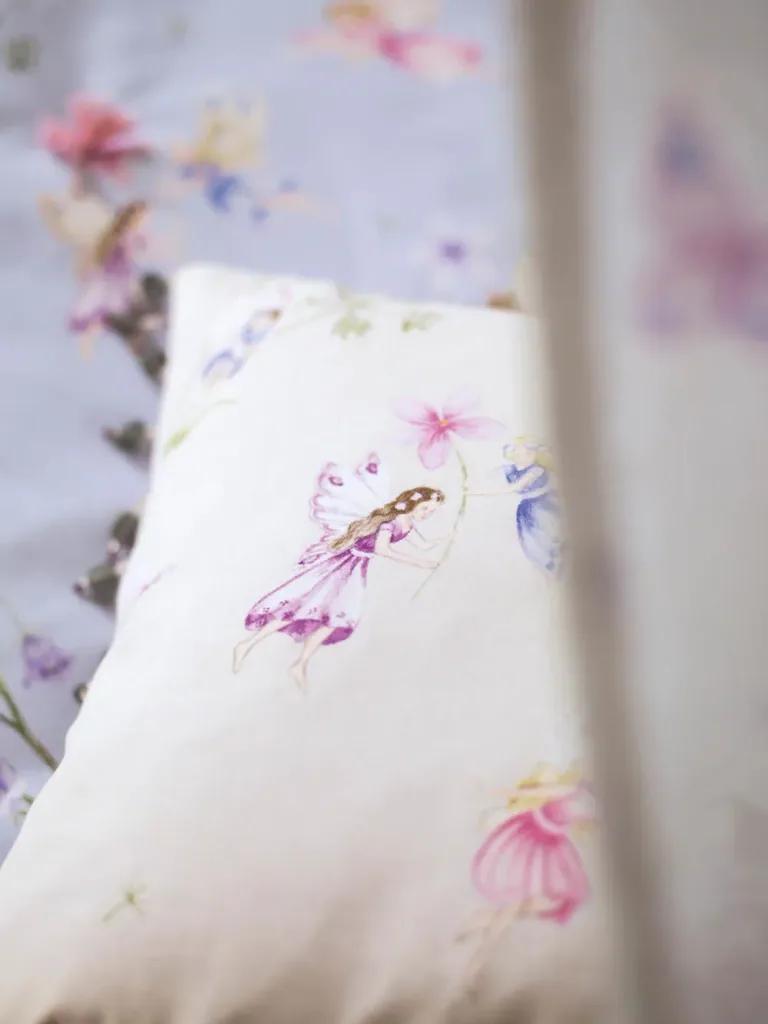 Little Sanderson Abracazoo Motivstoff Feen Garten hellblau lila pink