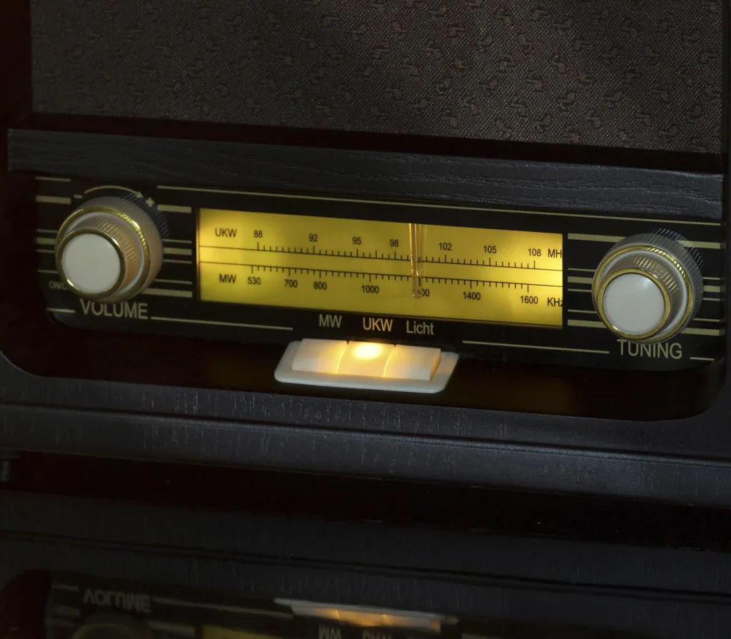 Nostalgieradio mit Echtholzgehäuse und bernsteinfarbenen Tasten