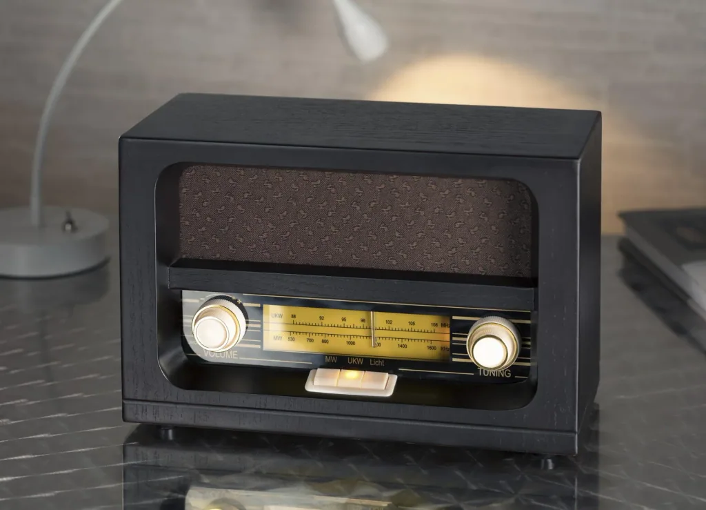 Nostalgieradio mit Echtholzgehäuse und bernsteinfarbenen Tasten