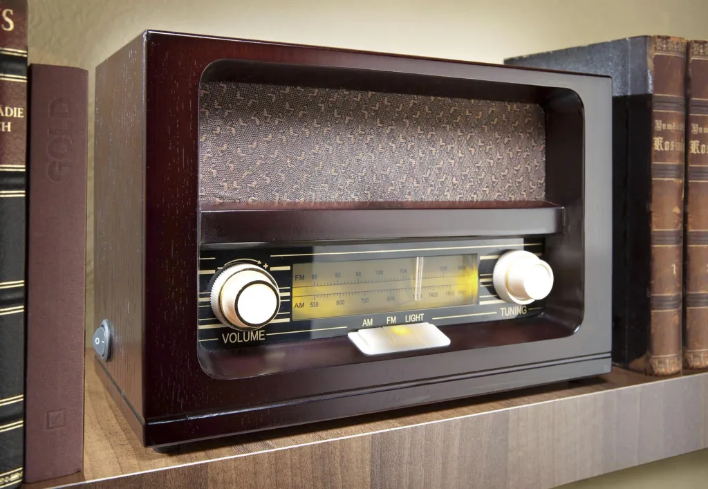 Nostalgieradio mit Echtholzgehäuse und bernsteinfarbenen Tasten