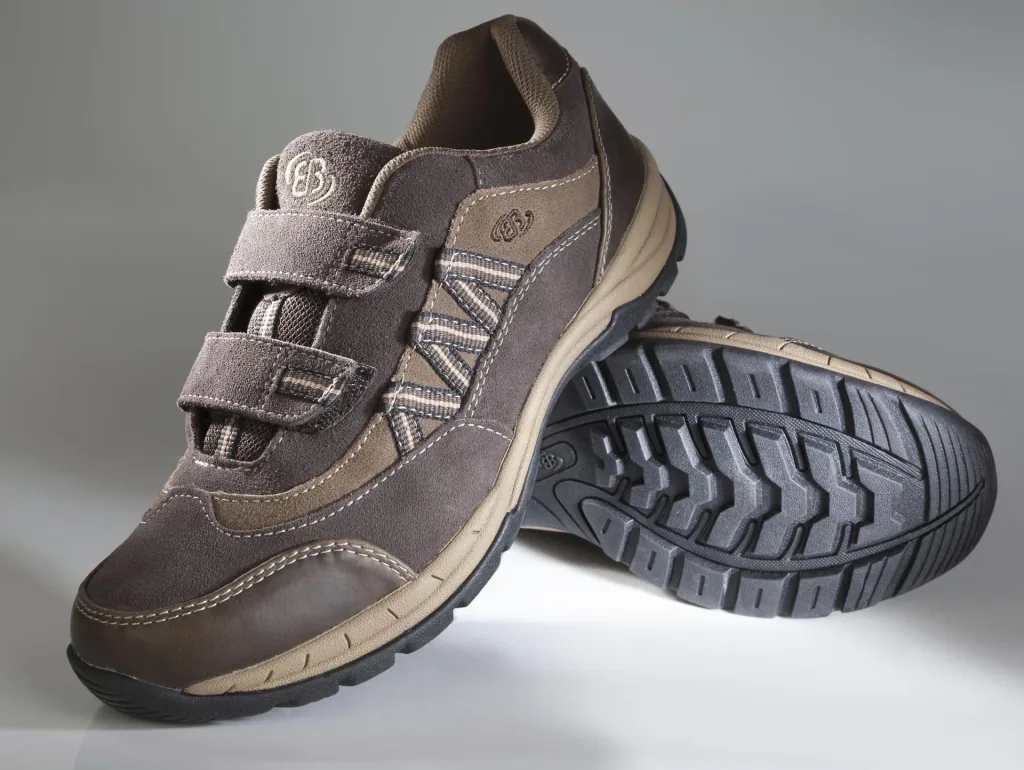 Freizeitschuhe mit Klettverschlüssen, Farbe braun, Gr.42