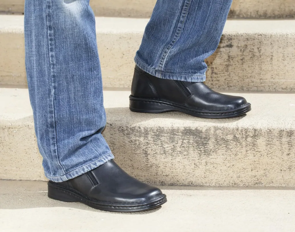 Herren Halbstiefel mit Reißverschlüssen und Warmfutter, Farbe schwarz, Gr. 40
