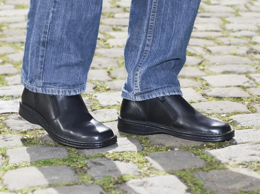 Herren Halbstiefel mit Reißverschlüssen und Warmfutter, Farbe schwarz, Gr. 40