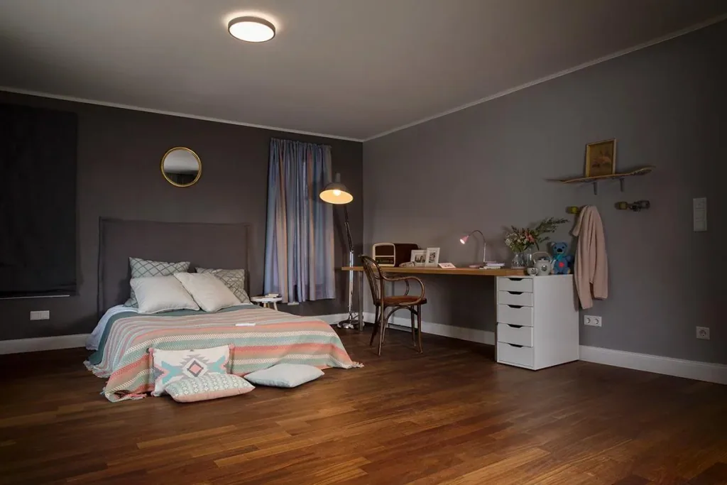 LED Lampe Star in Glühlampenform mit Tageslicht Sensor, 10 Watt, E27, warmweiß, matt