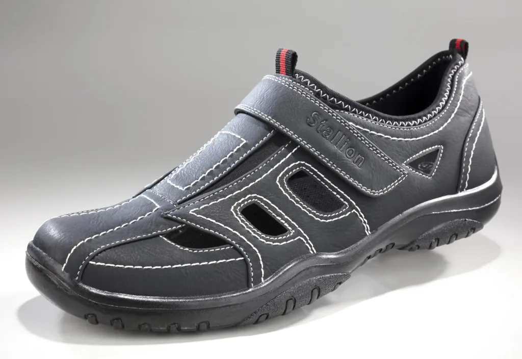 Slipper mit Klimazonen und Klettverschluss, Farbe schwarz, Gr.46