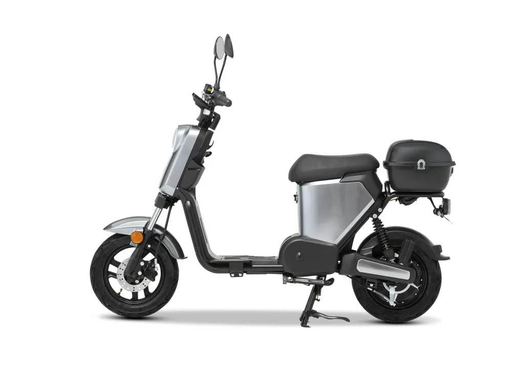 E-Roller "Messina" 45 km/h silber - Sparsam - Effizient dank hochwertigem Radnabenmotor und Lithium-Akku