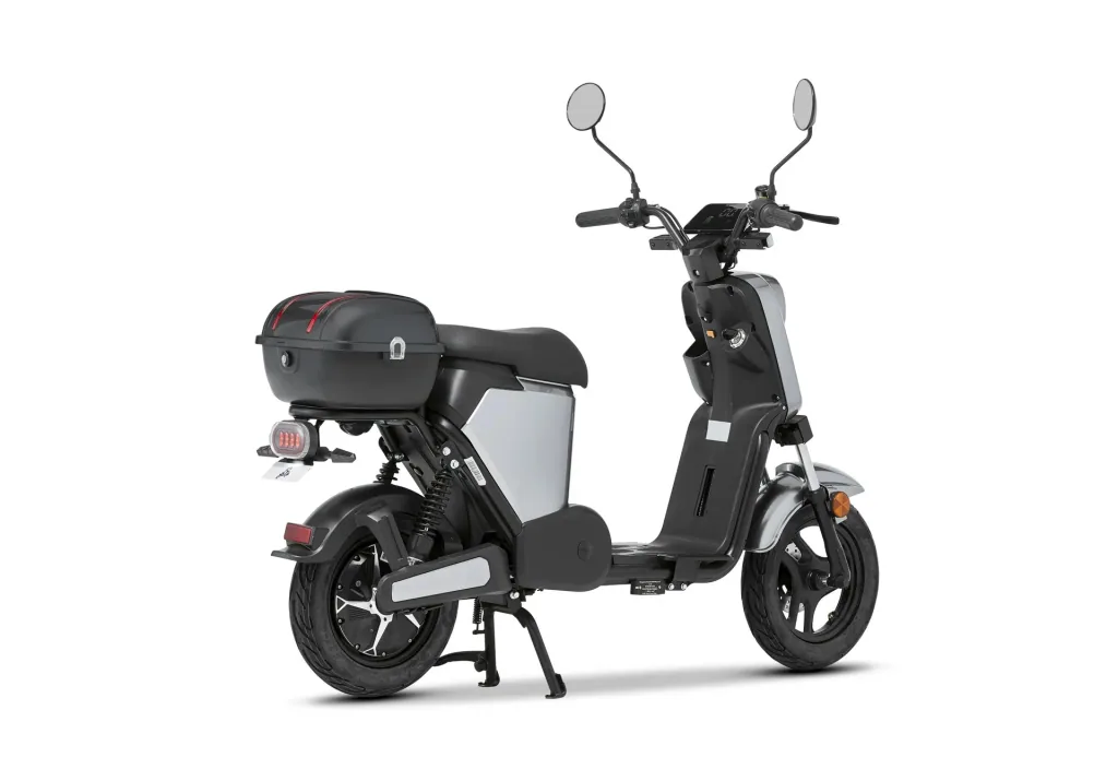 E-Roller "Messina" 45 km/h silber - Sparsam - Effizient dank hochwertigem Radnabenmotor und Lithium-Akku