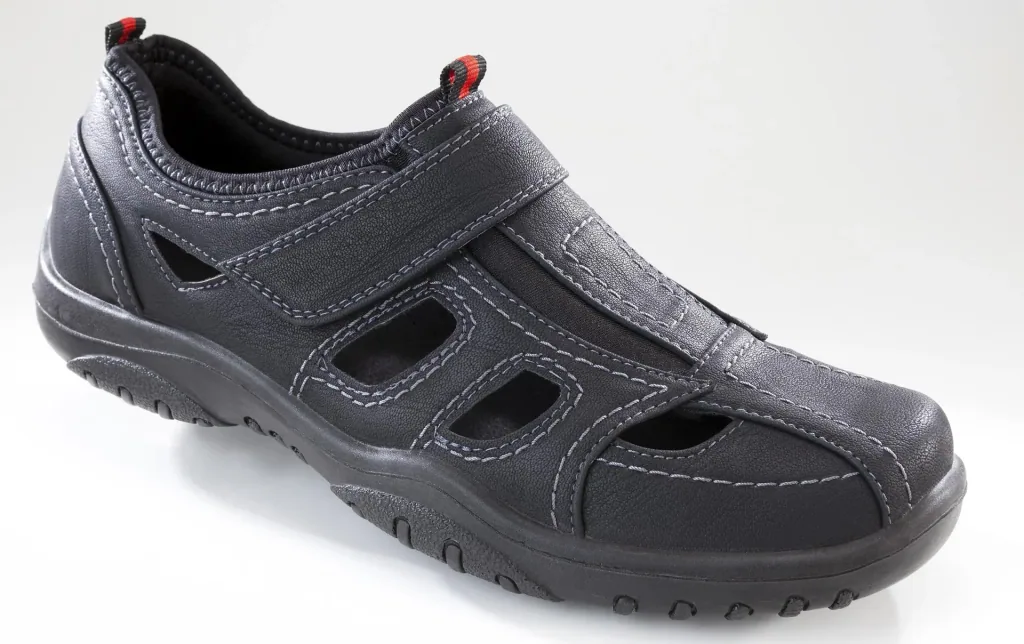 Slipper mit Klimazonen und Klettverschluss, Farbe schwarz, Gr.43
