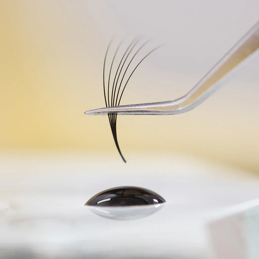 Extra starker Wimpernverlängerungs-Kleber Liore Lash – 0,5–1 Sek. Schnelltrocknend Lash-Kleber, Bis zu 10 Wochen Haltbarkeit, Schwarzer Profi-Kleber für Classic & Volume Wimpern, 5 ml