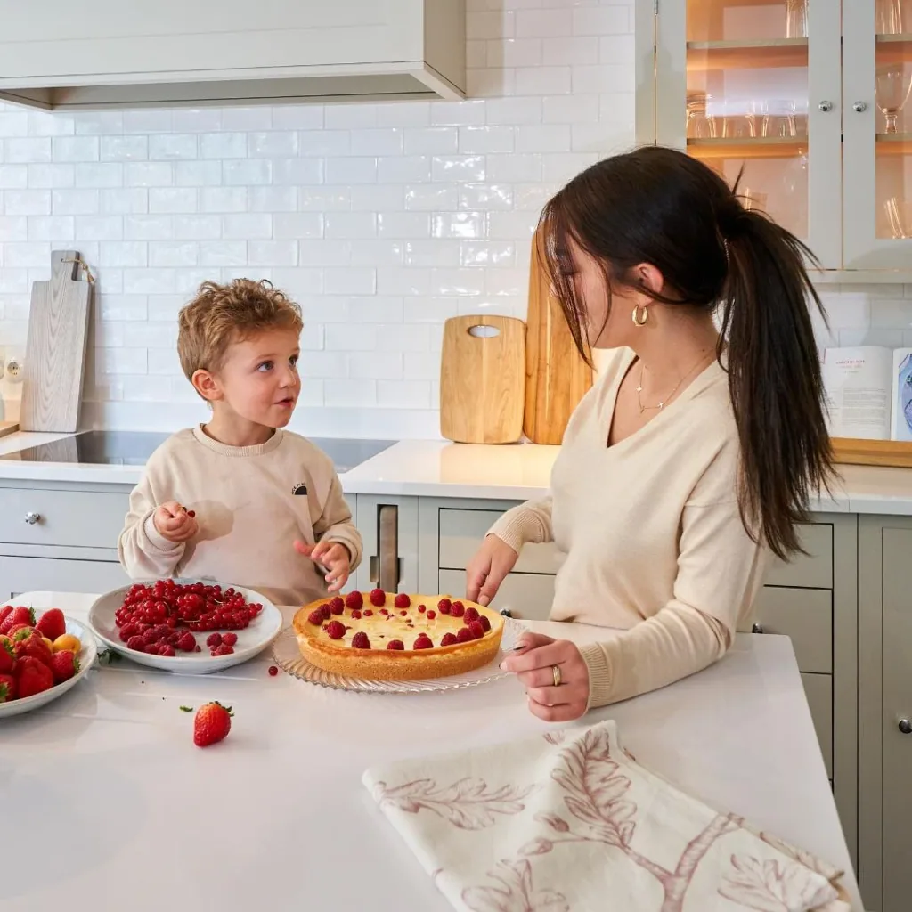 Alavya Home Lernturm Neo - Stehhilfe für Kinder | Stylisch Hocker, Kippschutz aus Buchenholz Höhenverstellbar | Montessori Küchenhelfer | Learning Tower | ab 1 Jahr bis 70 Kilo belastbar | Little Helper | Farbe: Anthrazit