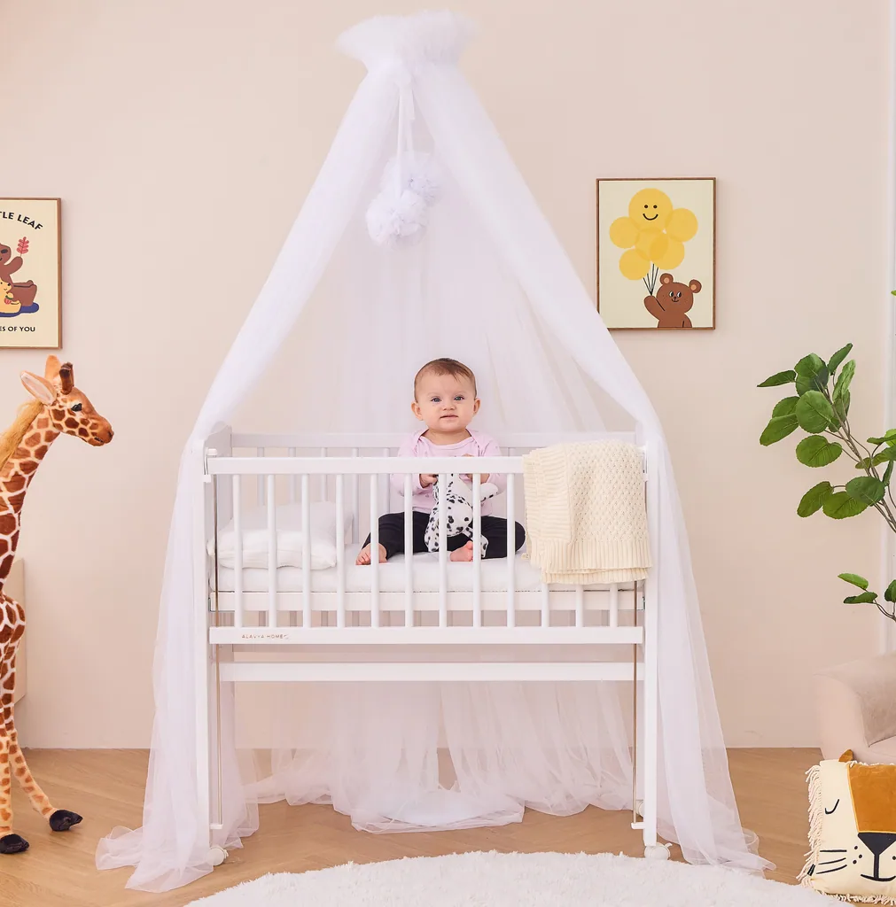 Alavya Home Betthimmel aus Tüll mit Pompons - Weiß