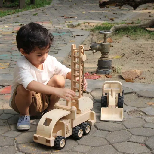 Plan Toys Feuerwehrauto  Holz natur