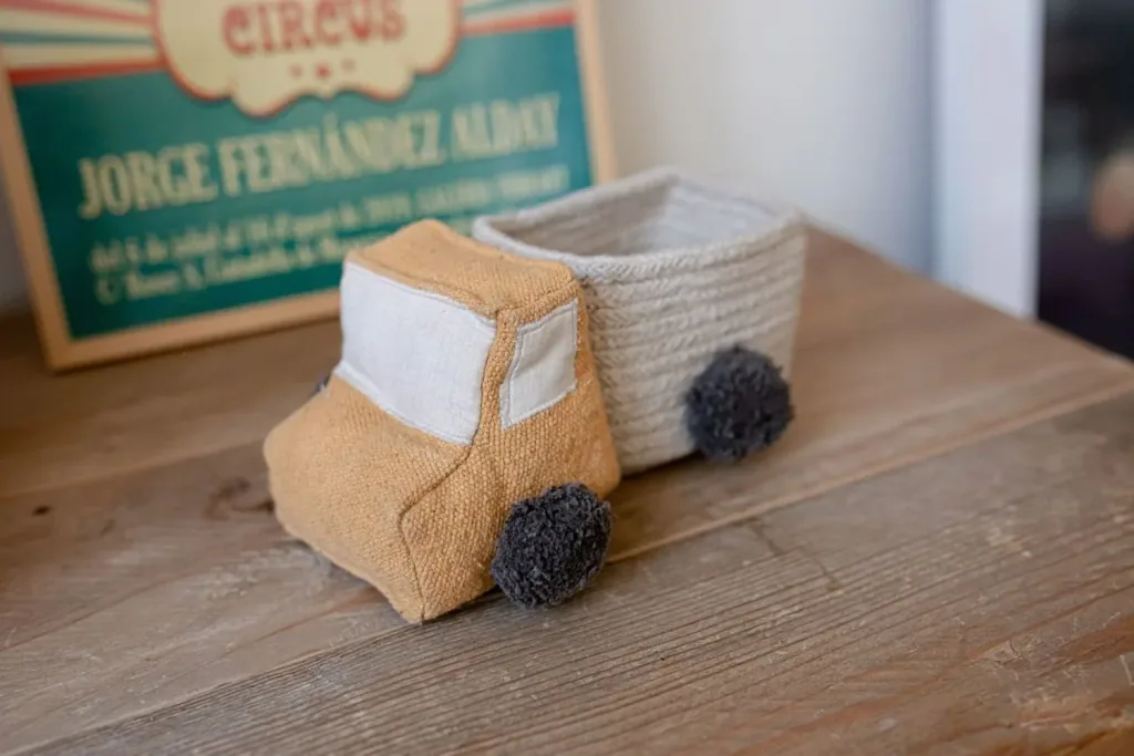 Lorena Canals Mini-Trucks mit Körben, Kuscheltiere