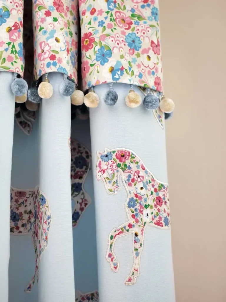 Little Sanderson Abracazoo Motivstoff Blumenwiese creme pink hellblau