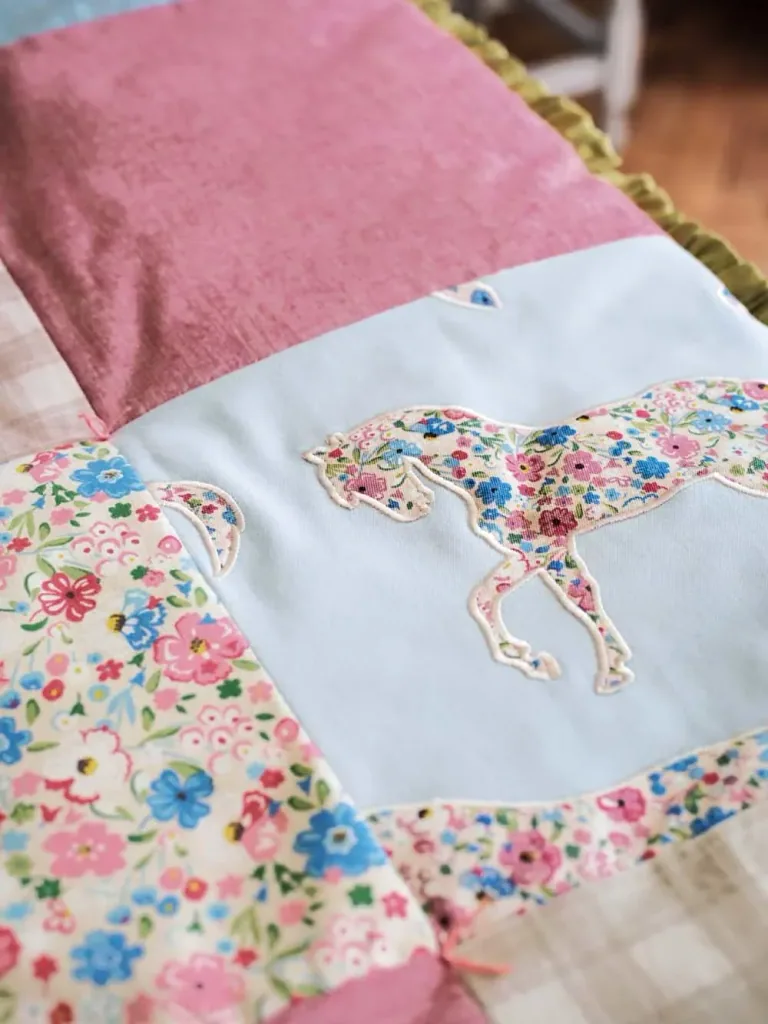 Little Sanderson Abracazoo Motivstoff Blumenwiese creme pink hellblau