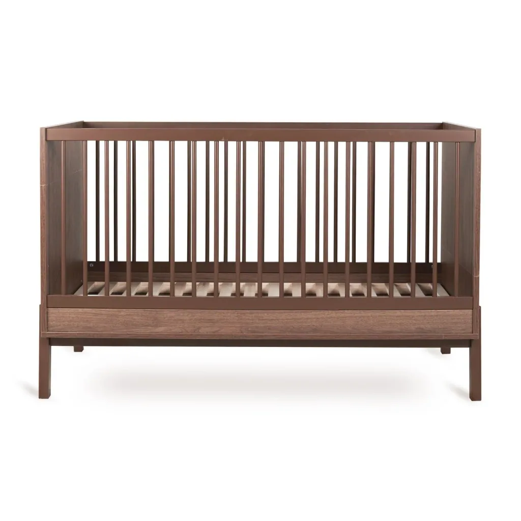 Quax Ashi Babybett 140x70 cm – Mitwachsendes Gitterbett mit Umbau zum Juniorbett | Höhenverstellbares Kinderbett aus Massivholz, Farbe: Kastanie