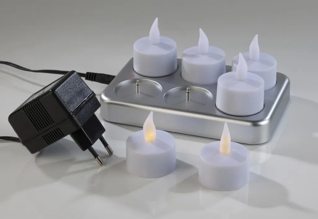 LED Teelicht Set - 6 Stück, mit Ladestation, weiß