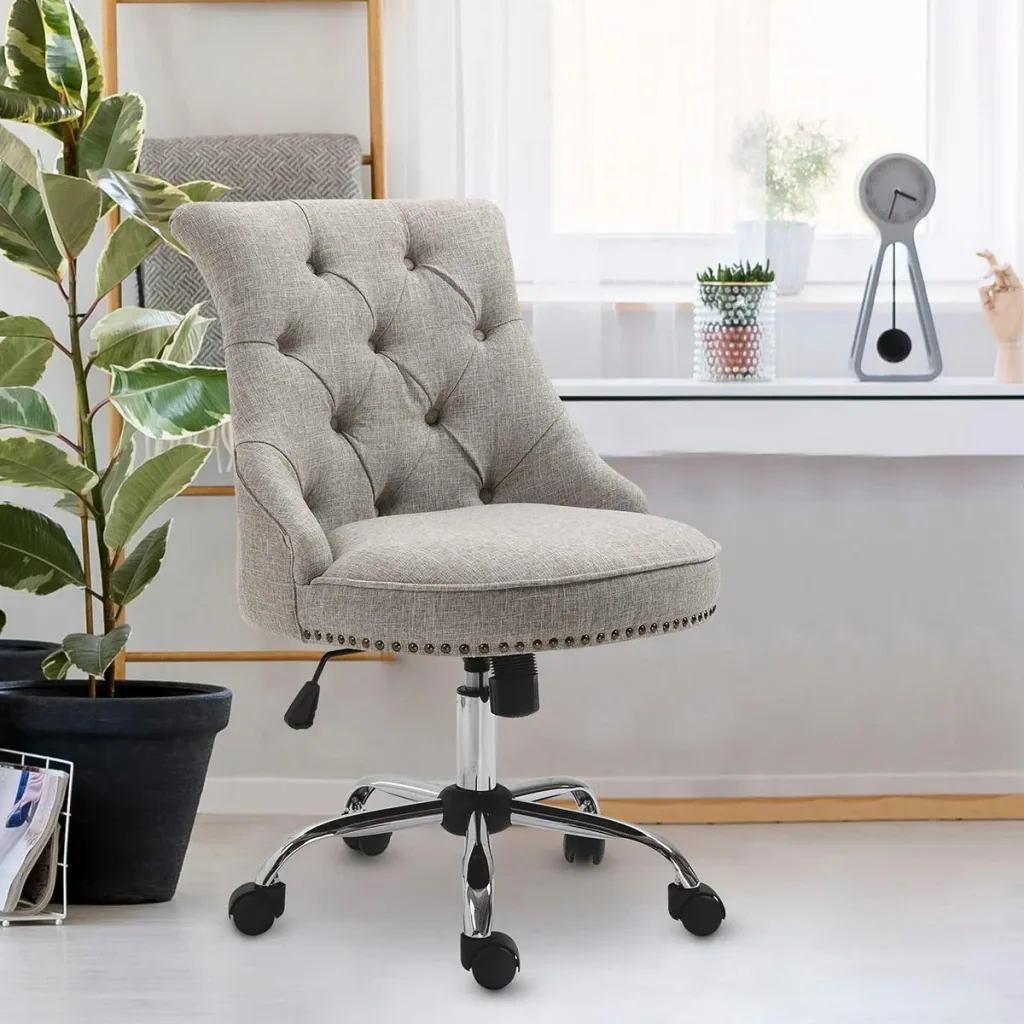 Polsterstuhl mit Chesterfield-Lehne hellgrau
