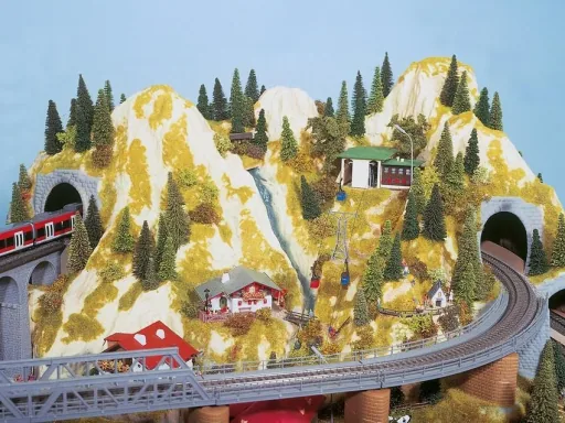 Fertiggelände Silvretta-220 x 140cm, 52cm hoch, koloriert und begrast, auf Holzrahmen