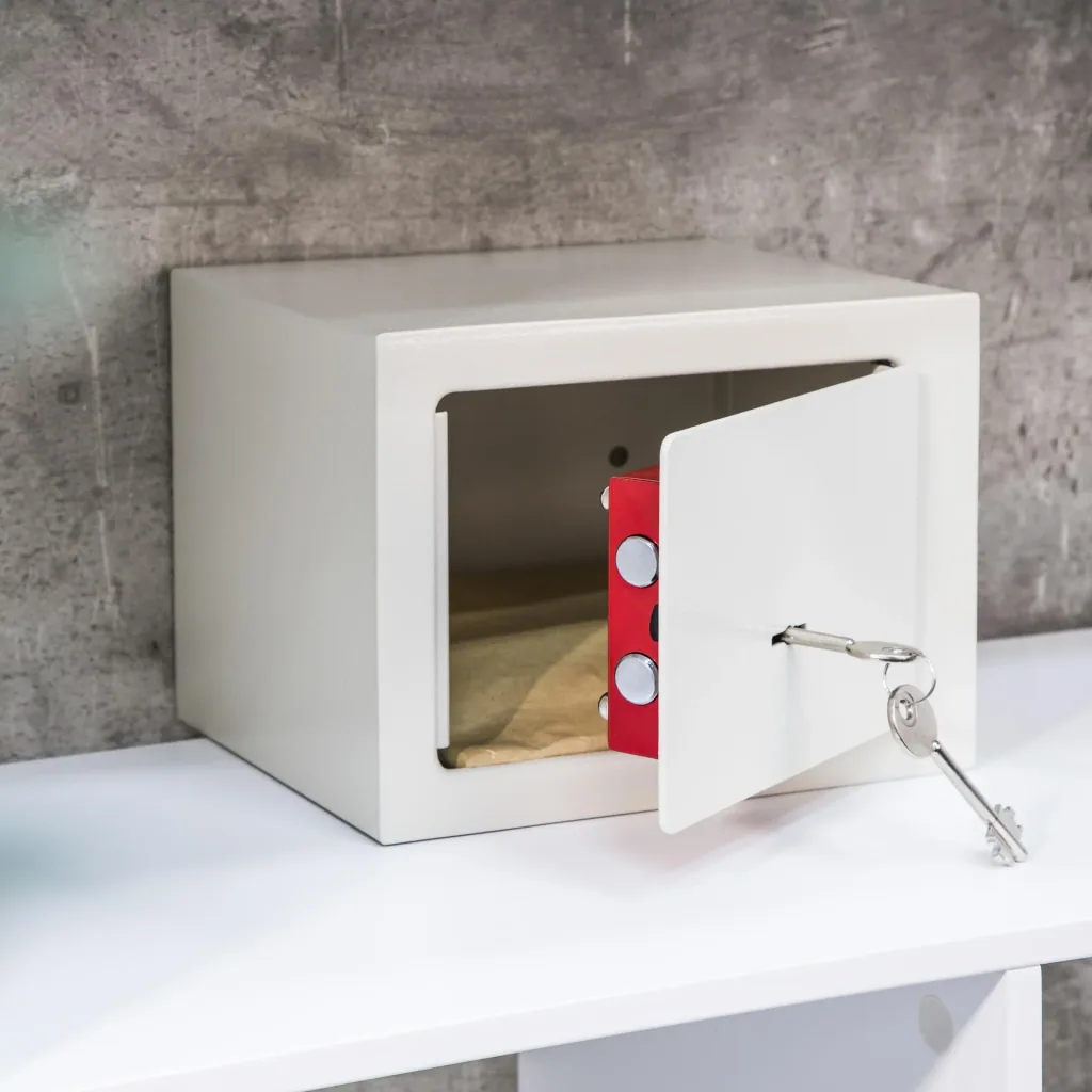 Safe mit zwei Schlüsseln