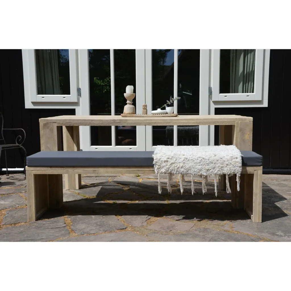 Robuster Gerüstholztisch mit breiten Blockbeinen 150/95 cm