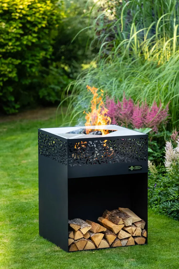Grill CUBE 1000 schwarz mit Grillrost Ø38, Schwenkarm und Metallabdeckung