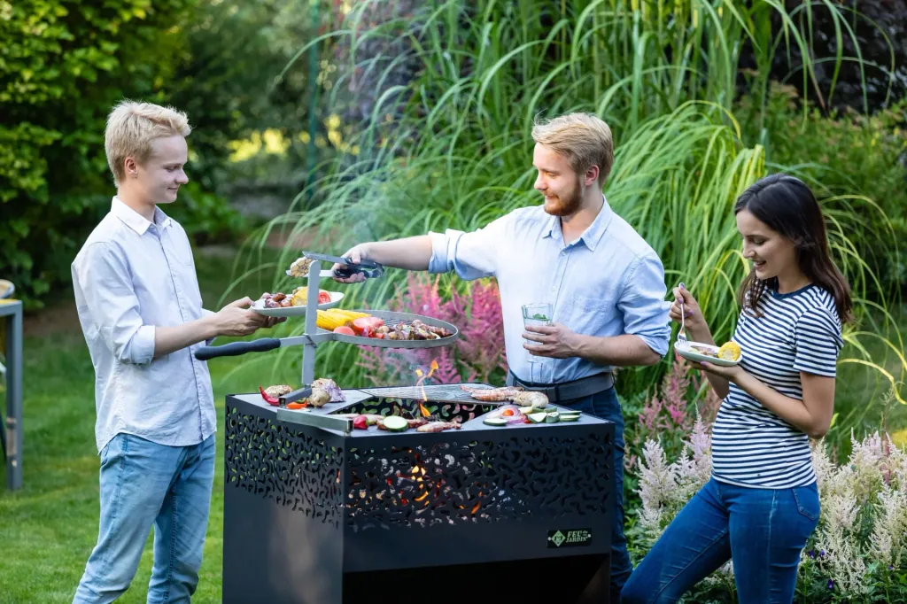 Grill CUBE 1000 schwarz mit Grillrost Ø38, Schwenkarm und Metallabdeckung
