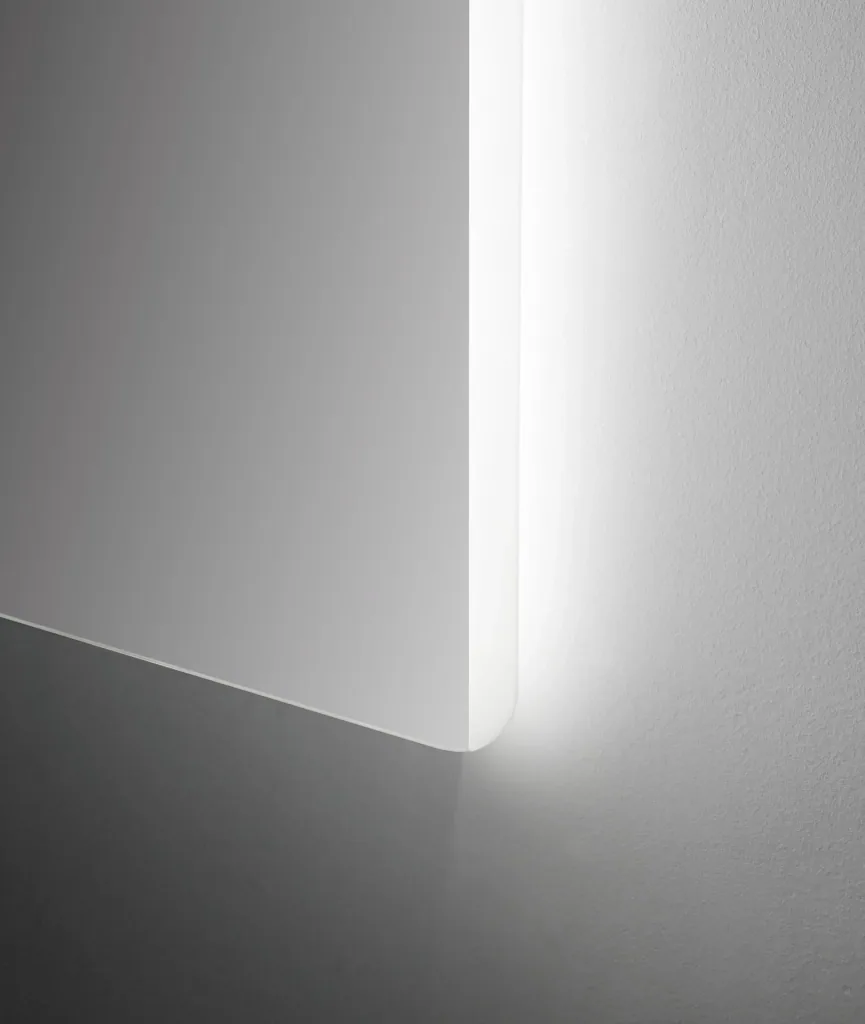 Badspiegel mit Beleuchtung, "Chic" - Badezimmerspiegel 120 x 70 cm - mit hinterleuchtetem Raumlicht