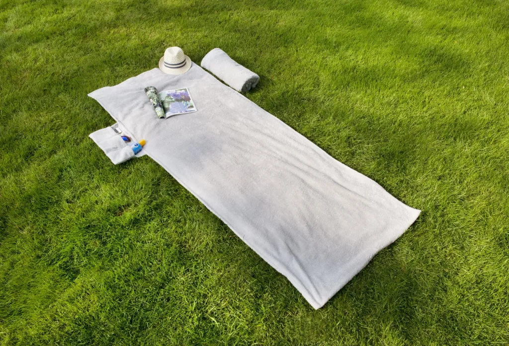 Liegestuhlhandtuch, 200 x 80 cm, hellgrau GRATIS DAZU 2. Handtuch