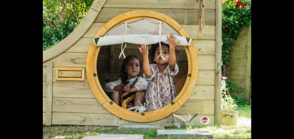 Discovery Nature Play Hideway, Outdoor-Spielhaus für Kinder aus Holz, Pflanzkübel, Malscheibe, Windspiel, natur