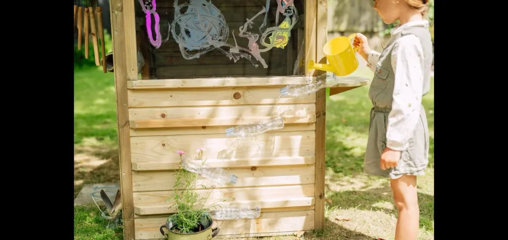 Discovery Nature Play Hideway, Outdoor-Spielhaus für Kinder aus Holz, Pflanzkübel, Malscheibe, Windspiel, natur