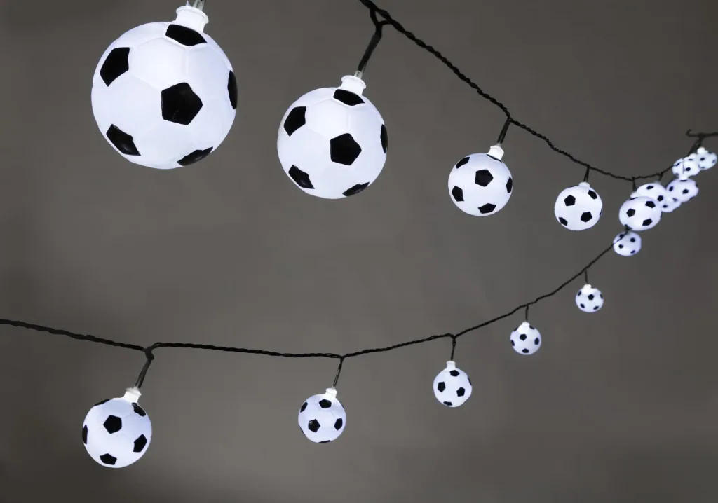 Solar Erdmännchen Figur "Miro" und LED Lichterkette mit 50 Fußbällen