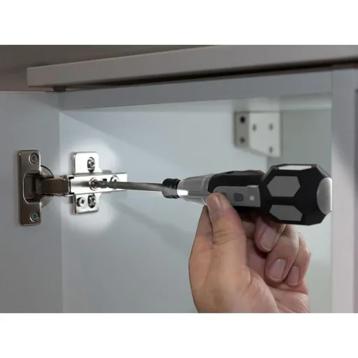 KOMPAKTER GRIFF 3,6V LI-ION SCHRAUBENDREHER MIT LED-LAMPE UND USB-LADEKABEL