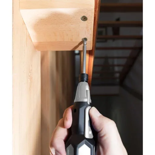 KOMPAKTER GRIFF 3,6V LI-ION SCHRAUBENDREHER MIT LED-LAMPE UND USB-LADEKABEL