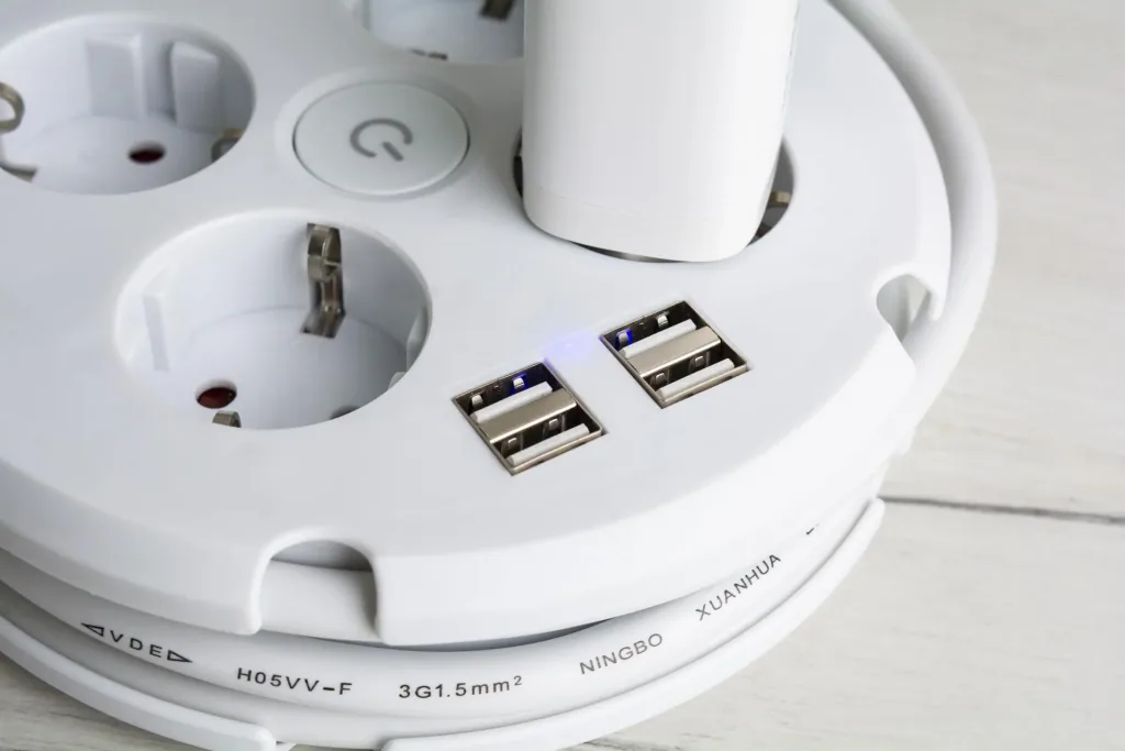 Steckdosenleiste mit Kabeltrommel und USB-A, 4-fach