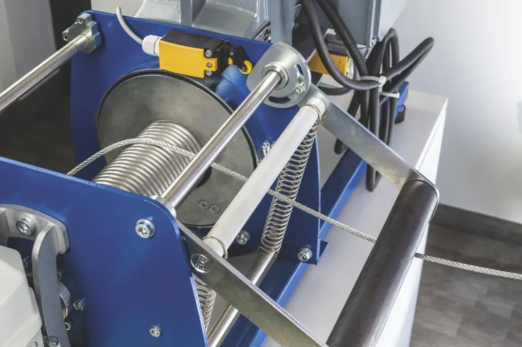 Elektro-Seilwinde PFW-C 990 einsatzfertig, max. 990 kg (1. Lage), 400V, 50 m Seil, IP55, Hubwinde für Materialtransport
